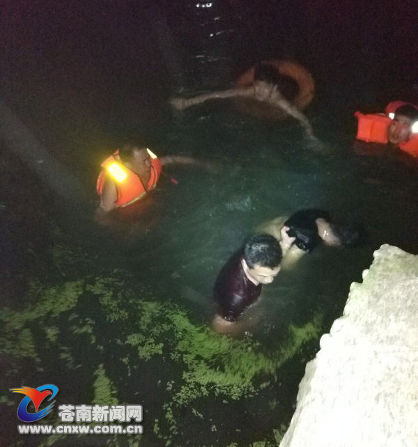 酒后骑电动车“探险”坠河 2人获救1人溺亡