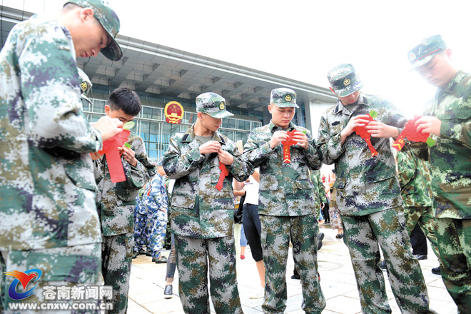 449名新兵今起奔赴军营 黄荣定寄语：发扬优良传统展现飒爽英姿