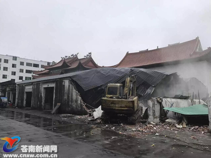 苍南新闻网12月26日消息:日前,钱库镇联合综合执法大队、国土、住建等多部门,对钱库老旧木材交易市场进行彻底整治取缔,拆除违章建筑近5000平方米。 记者了解到,钱库老旧木材交易市场位于钱库镇横街村,建筑年限久远、产业层次偏低、环境污染严重,乱搭简易棚、占道经营、堵塞通道等现象日益突出,不仅阻碍了城镇交通,还存在着严重的消防安全隐患,给城镇管理和百姓出行带来很多不便。针对此类现象,钱库镇借力大拆大整专项行动,再次打响了整治搬迁老旧市场改造提升工作,从根本上消除各类安全隐患,打破制约钱库转型升级