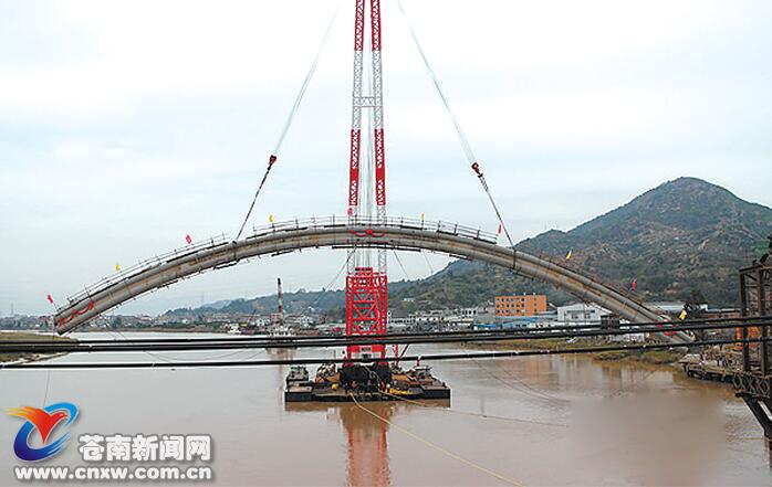 苍南新闻网1月19日消息:温州龙港大桥改建工程(鳌江一桥)主跨首片钢拱