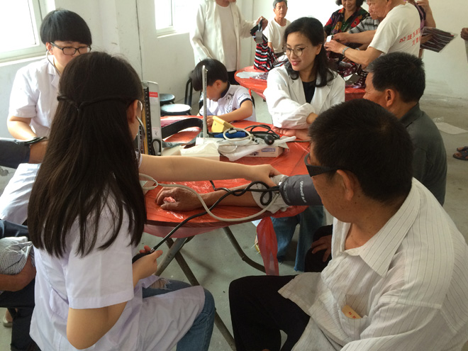 爱心人士慰问龙港中心敬老院