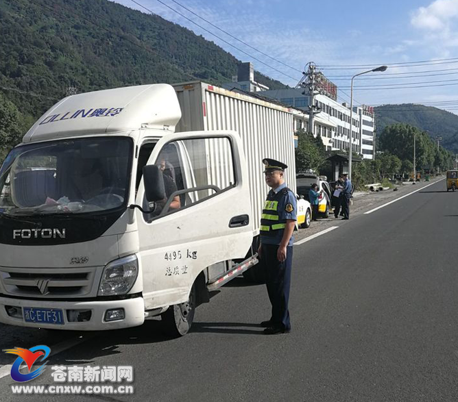 桥墩运管严查道路运输车辆