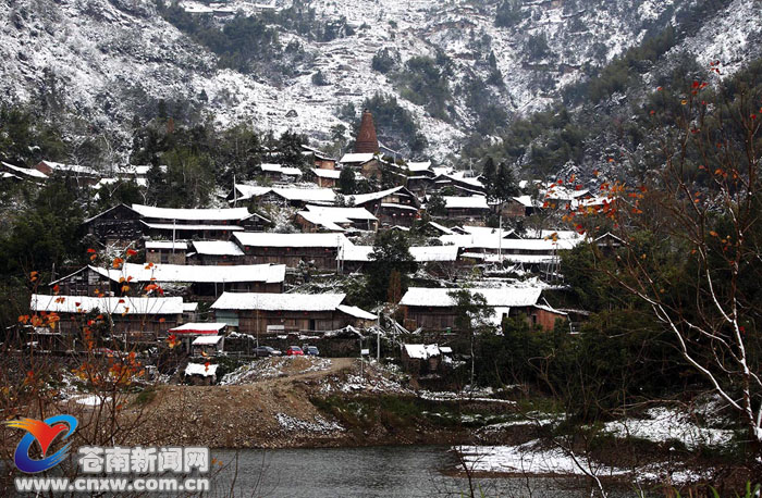 镇碗窑村村内60余座民宅散布其间,沿山坡而建,多为木构或是木石结构