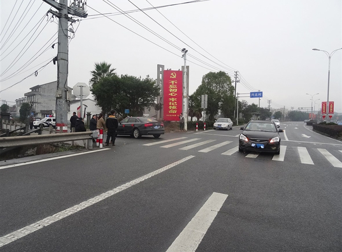 路口未减速 小车撞婚车