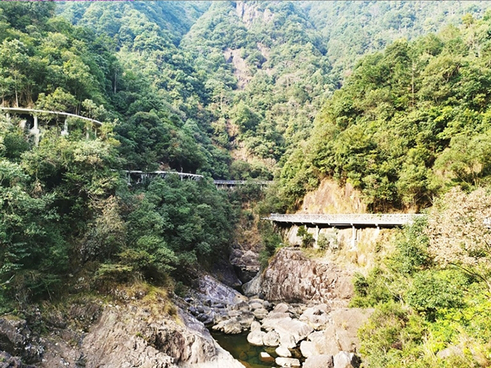 8km),玻璃栈道约200米,悬索桥(3座),游步道(4km)等;二标段总投资约