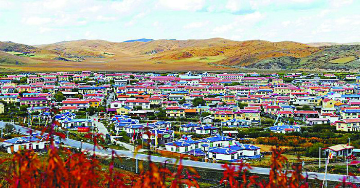 阿坝州红原县色地镇牧民住上定居新房.