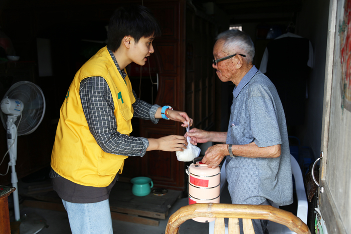 志愿者送餐上门
