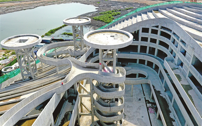 苍南新闻网9月24日消息:近日,苍南绿能小镇城市客厅主体工程结构中间