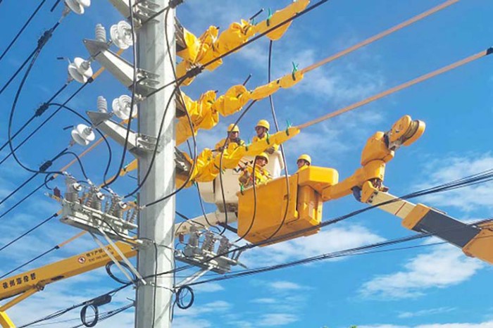 带电作业护光明