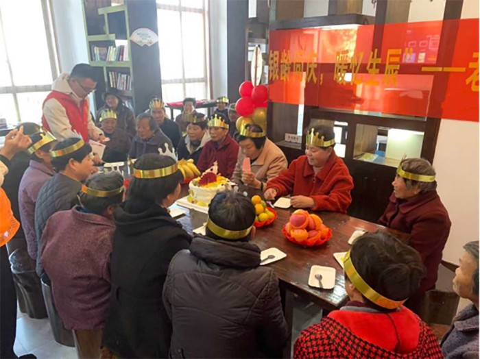 银龄欢聚庆生辰