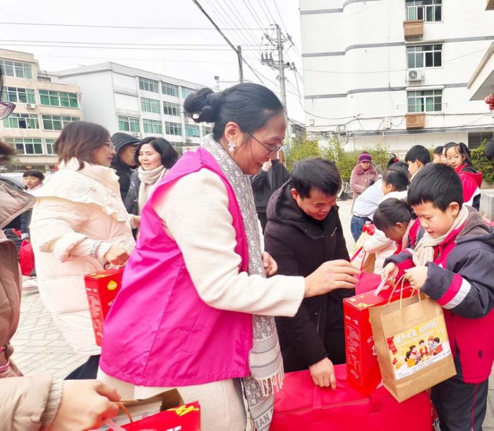 暖冬关爱 向阳同行