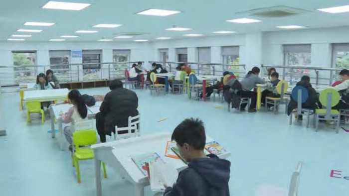 图书馆里忙“收心”