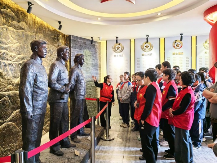 ��ɫ���������