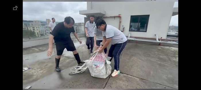 补给从天而降