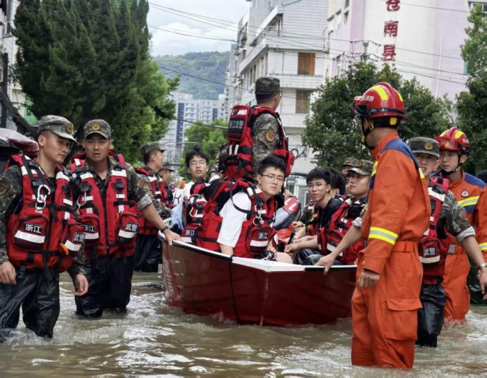 守望相助抗风雨 直击抢险救援一线