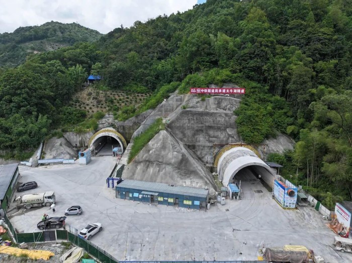 苍泰高速太牛湖隧道单侧贯通 为全线按期建成通车奠定坚实基础